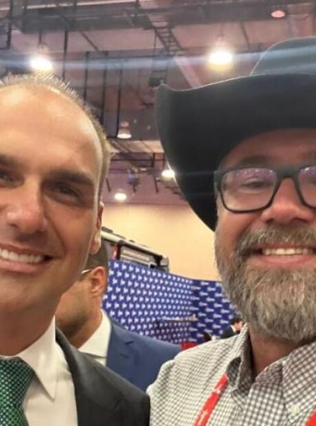 Eduardo Bolsonaro sai em defesa de Pollon e diz que afastamento &eacute; "persegui&ccedil;&atilde;o"