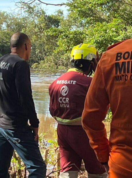 Bombeiros identificam corpo de homem que afundou caminh&atilde;o no Rio Vacaria