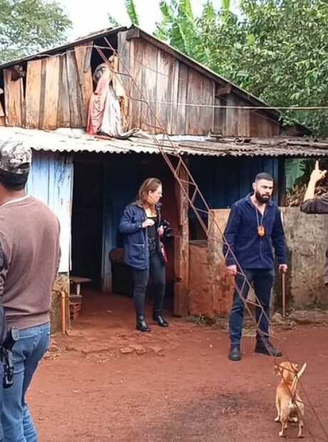 Mulher &eacute; encontrada morta em cima da cama e Pol&iacute;cia suspeita do filho da v&iacute;tima
