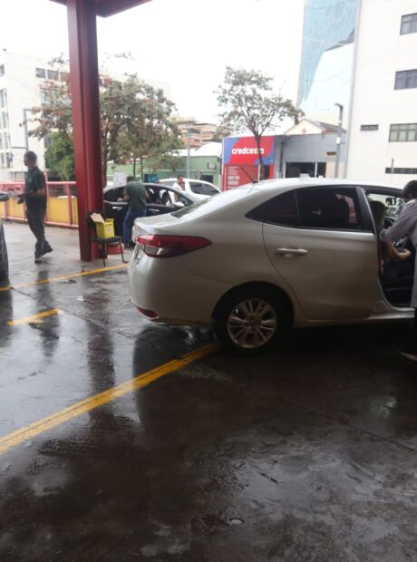 Ap&oacute;s filas e 2 mil doses esgotadas, drive-thru da gripe &eacute; ampliado