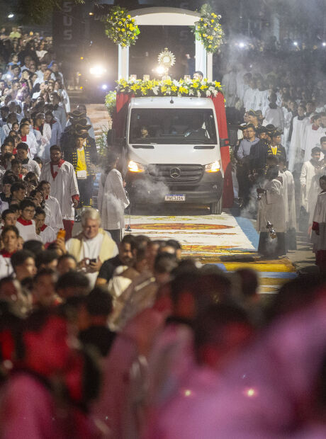 Celebra&ccedil;&atilde;o de Corpus Christi re&uacute;ne 30 mil fi&eacute;is em Campo Grande