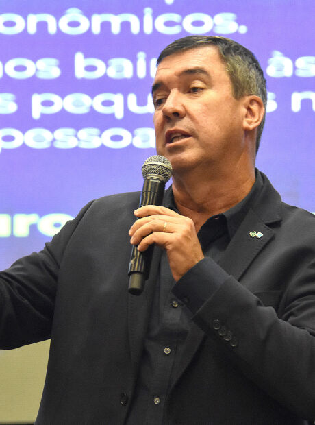 Riedel mant&eacute;m lideran&ccedil;a e ainda pode ser reeleito no primeiro turno, diz pesquisa