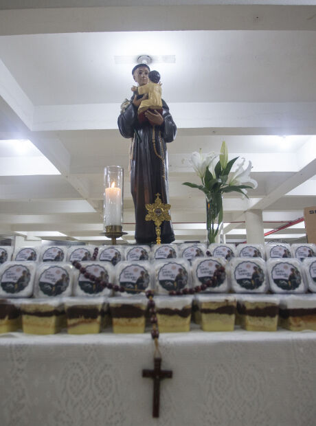 Recorde de produ&ccedil;&atilde;o leva venda do bolo de Santo Ant&ocirc;nio para Pra&ccedil;a do R&aacute;dio