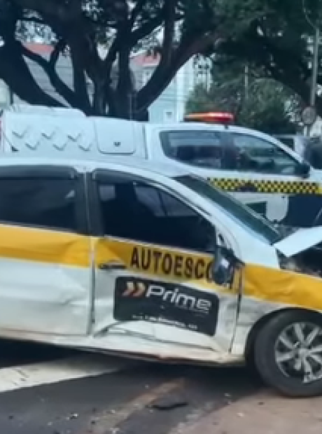 Carro fura sinal vermelho e bate em ve&iacute;culo de autoescola no centro