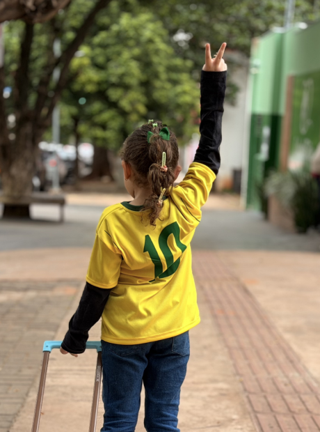 Escolas pedem camisa do Brasil e pais correm &agrave;s lojas &agrave;s v&eacute;speras da estreia da sele&ccedil;&atilde;o