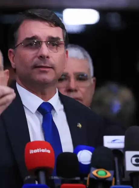 Rejei&ccedil;&atilde;o a Fl&aacute;vio Bolsonaro sobe para 56%; rejei&ccedil;&atilde;o a Lula segue em 53%