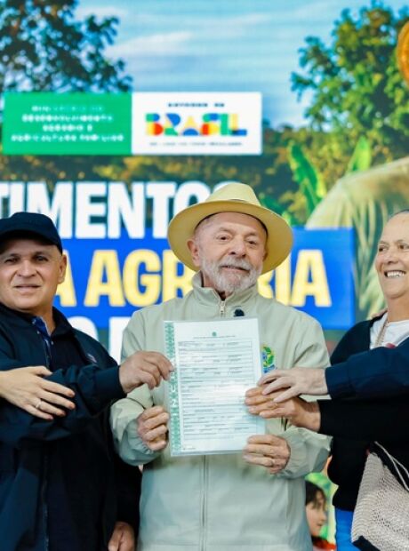 "Tudo para o pobre &eacute; muito dif&iacute;cil", diz Lula ao entregar t&iacute;tulos em assentamento de MS