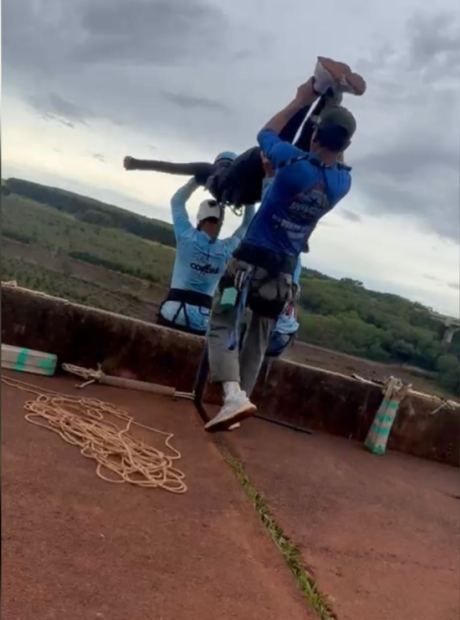 Suspeito preso retirou c&acirc;mera de jovem que morreu em salto de rope jump, diz pol&iacute;cia