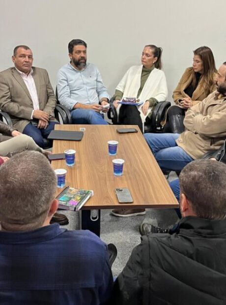 Adriane quer parcelar reajuste e professores rejeitam proposta