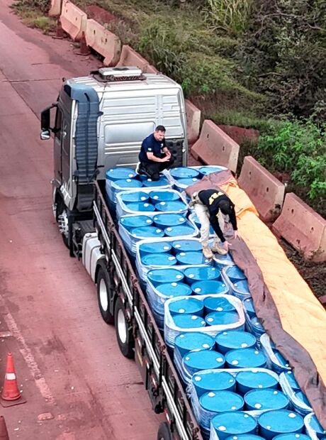 Carreta &eacute; apreendida na fronteira com material para fabricar 40 toneladas de coca&iacute;na