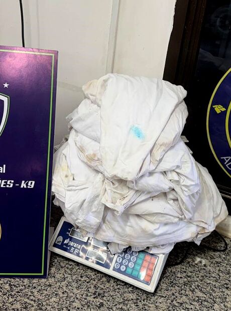 Receita Federal apreende 5,3 kg de droga impregnada em camisetas