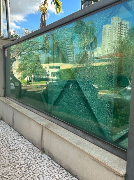 Tr&ecirc;s im&oacute;veis s&atilde;o atingidos por tiros em rua tranquila de Campo Grande