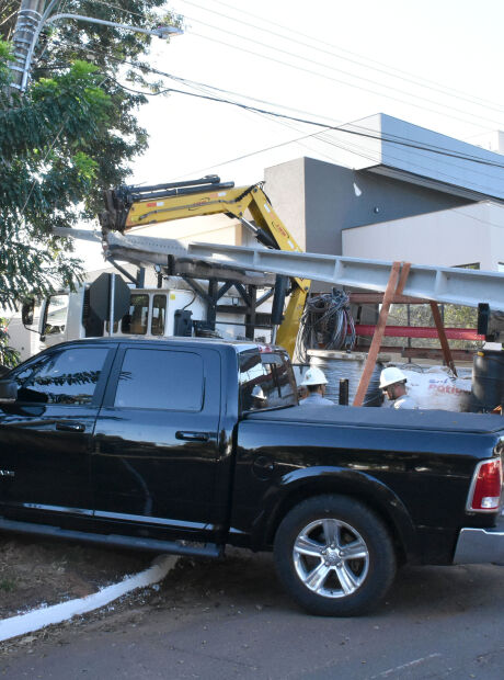 Camionete de luxo bate em poste no Rita Vieira e deixa moradores sem luz 