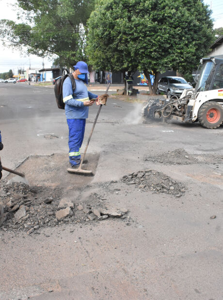 Prefeitura retoma tapa-buraco ap&oacute;s 2 meses de paralisa&ccedil;&atilde;o