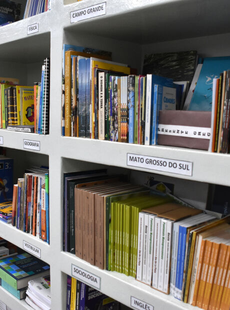 Lei permite que pais opinem sobre livros e inclui estudo sobre civismo