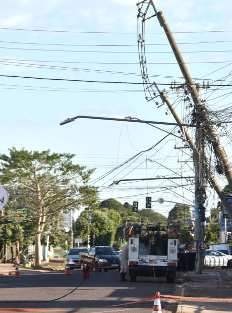 Caminh&atilde;o atinge fia&ccedil;&atilde;o, destr&oacute;i postes e interdita trecho na Avenida das Bandeiras 