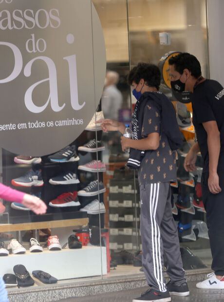 Dia dos Pais vai movimentar R$ 210 milh&otilde;es; vestu&aacute;rio lidera inten&ccedil;&atilde;o de compra