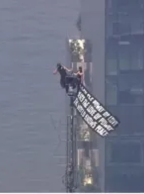 Casal &eacute; preso ap&oacute;s escalar antena do Empire State, pendurar faixa e fazer pedido de casamento