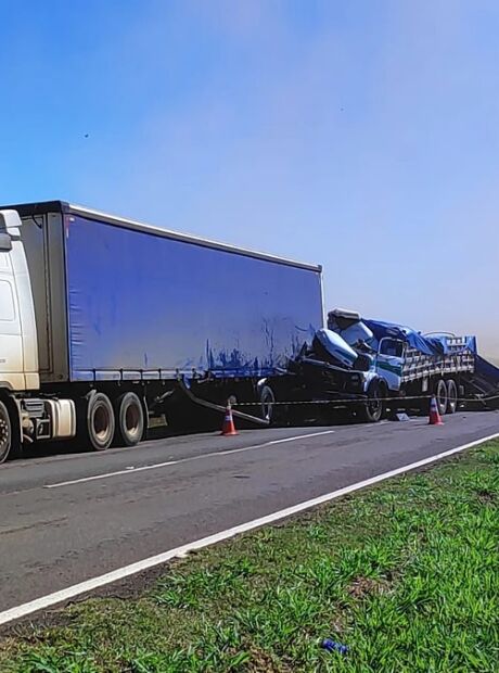 Motorista morre em colis&atilde;o entre duas carretas na BR-163 em MS