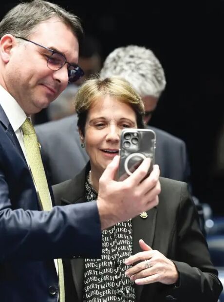 Tereza Cristina se re&uacute;ne com Fl&aacute;vio Bolsonaro e negocia&ccedil;&otilde;es para ser vice avan&ccedil;am