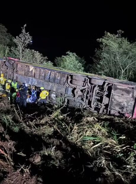 &Ocirc;nibus com equipe de dan&ccedil;a do Paraguai cai em ribanceira em SC, deixando 3 mortos e 40 feridos