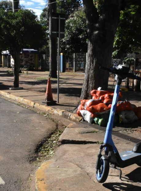 Patinetes: Agetran diz que est&aacute; monitorando situa&ccedil;&otilde;es que comprometam acessibilidade