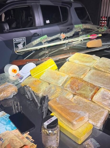 Enquadro em Campo Grande termina em achado de arsenal que tinha at&eacute; arco tipo 'besta'