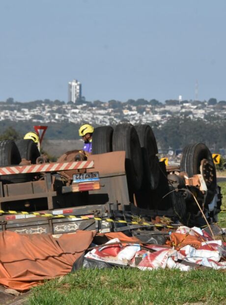 Caminh&atilde;o de sal capota e idoso morre na BR-163/MS
