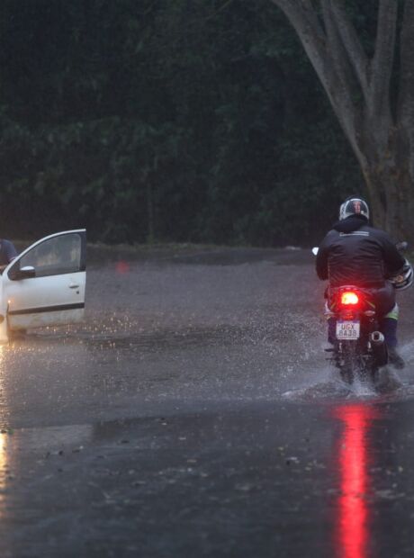 V&iacute;deo: tempestade com mais de 400 raios alaga ruas de Campo Grande