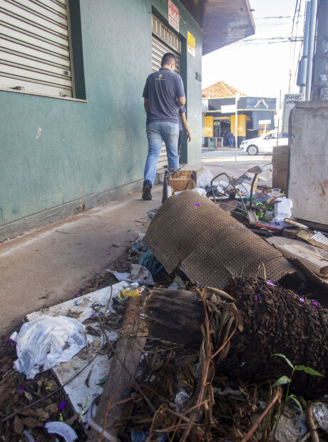 Esquina no centro da Capital tem lixo e entulhos a c&eacute;u aberto