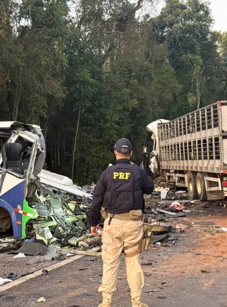 Colis&atilde;o entre micro-&ocirc;nibus e carreta deixa 23 mortos no Paran&aacute;