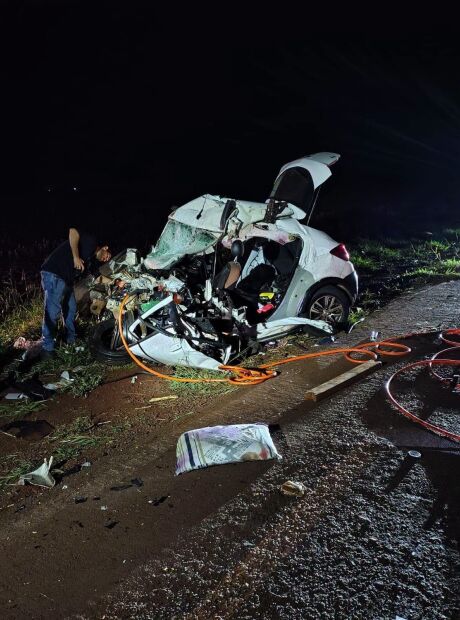 Homem e adolescente morrem ap&oacute;s carro colidir com carreta na BR 267