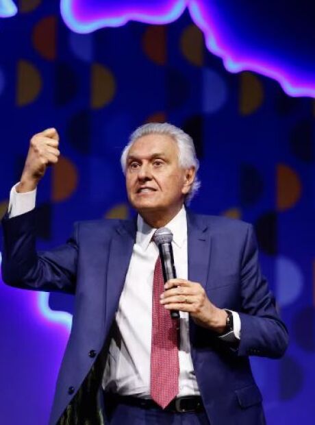 Caiado diz que curr&iacute;culo de Fl&aacute;vio Bolsonaro &eacute; a certid&atilde;o de nascimento