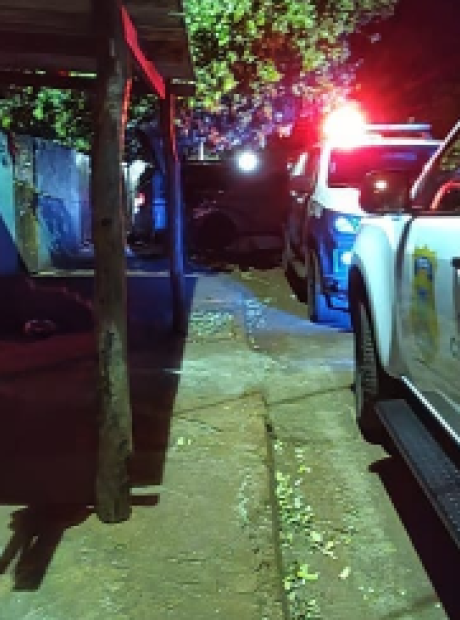Homem &eacute; perseguido e morto a tiros dentro de casa em Maracaju