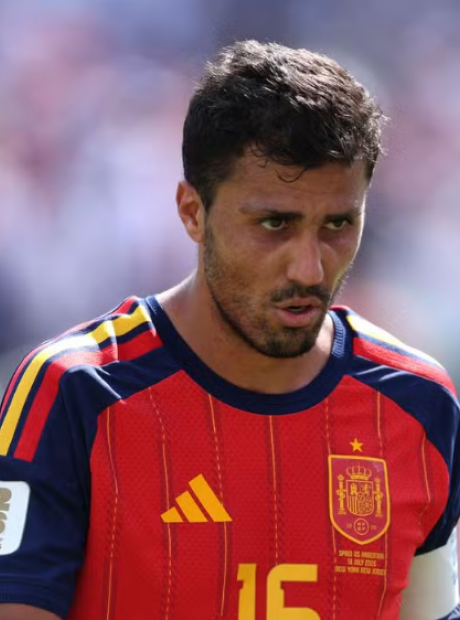 Rodri chega a Barcelona e projeta briga por t&iacute;tulos: 'Vamos em busca de todos'