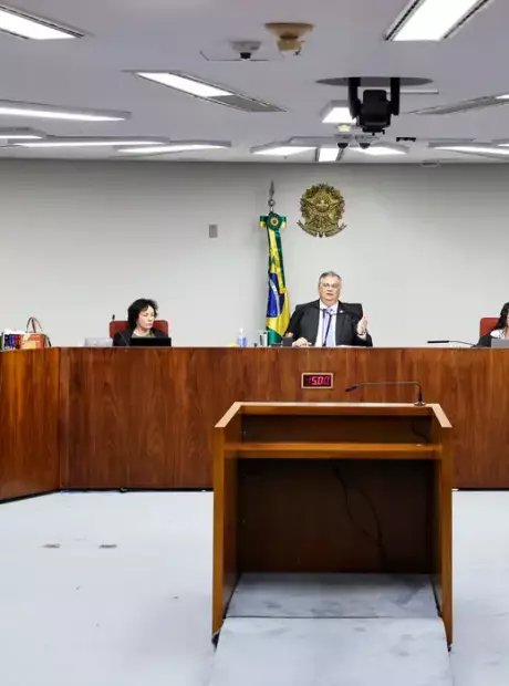 Dino e Moraes defendem rediscutir dispensa de diploma para jornalista