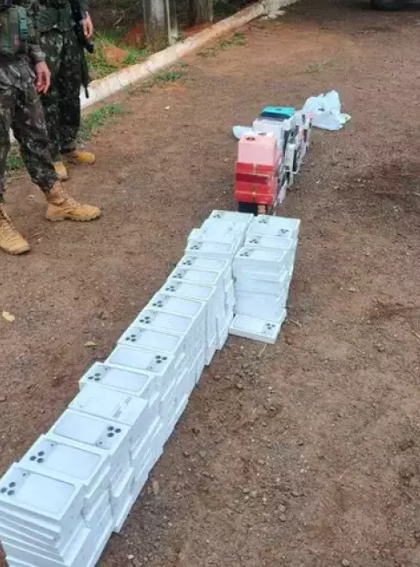 Policial rodovi&aacute;rio &eacute; preso com mais de 200 iPhones contrabandeados em MS