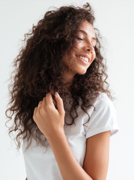 Tem alongamento e cabelo cacheado? Especialista explica como cuidar dos fios 