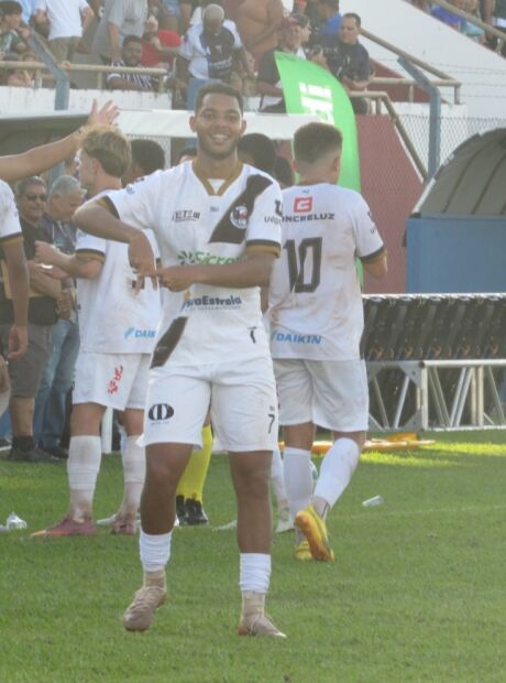 Misto vence em casa e retorna &agrave; elite ap&oacute;s 10 anos