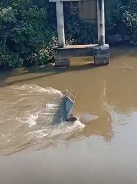 Motorista de carreta que caiu em rio ap&oacute;s ponte desabar &eacute; encontrado morto