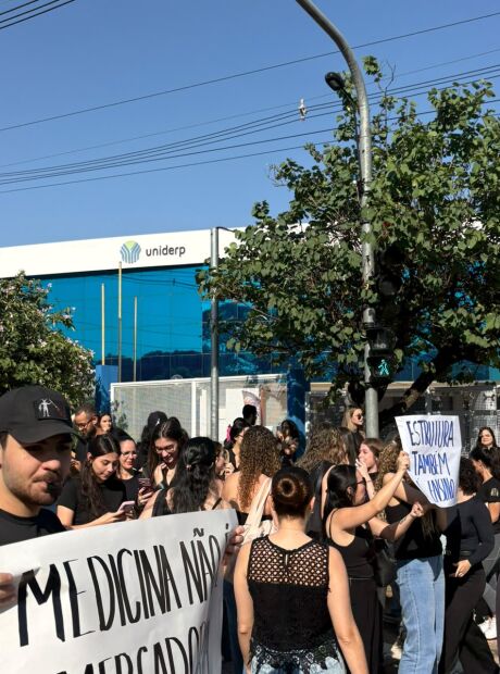 Estudantes de Medicina protestam contra estrutura e mudan&ccedil;as acad&ecirc;micas na Uniderp