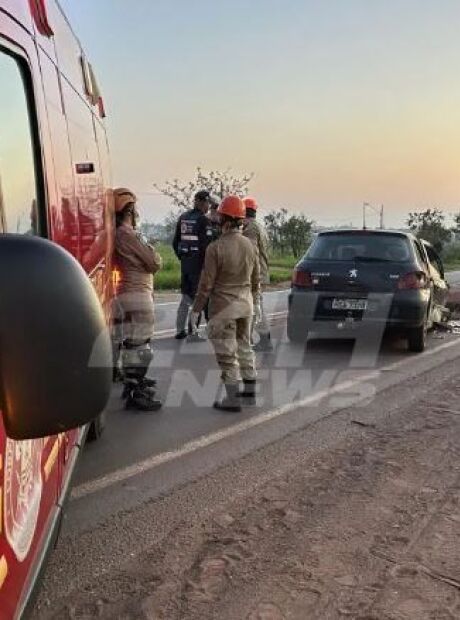 Homem morre ao colidir contra traseira de caminh&atilde;o no anel vi&aacute;rio da BR-262
