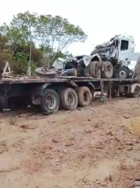 Carreta que caiu em rio ap&oacute;s ponte desabar &eacute; retirada ap&oacute;s 20 dias