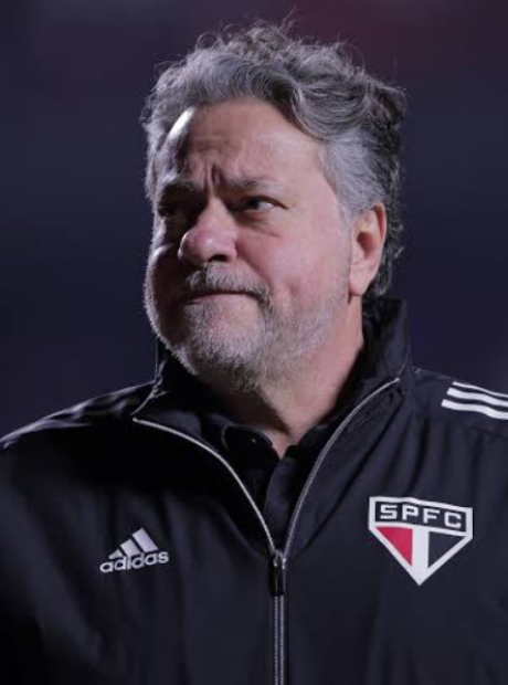 J&uacute;lio Casares &eacute; expulso do S&atilde;o Paulo ap&oacute;s vota&ccedil;&atilde;o do Conselho Deliberativo