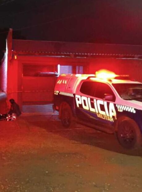 Jovem de 18 anos &eacute; assassinado a tiros ao chegar em casa