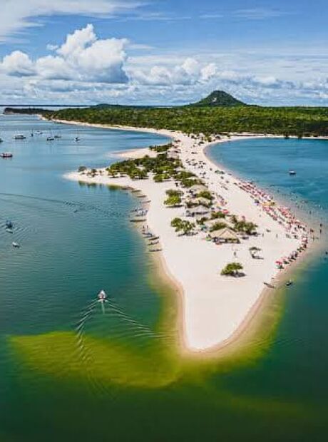 Praias de &aacute;gua doce e &aacute;guas azuladas: a vila a brasileira cercada pela Amaz&ocirc;nia