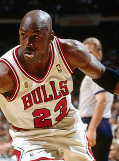 Enquanto Luciano Hang tirou R$ 25 milh&otilde;es para presentear funcion&aacute;rios, Michael Jordan doou mais