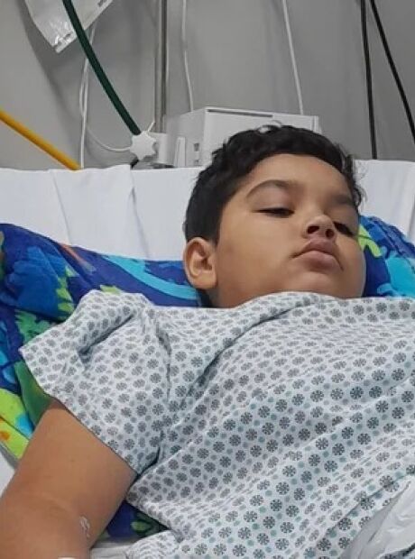 Fam&iacute;lia faz campanha para ajudar menino de 8 anos ap&oacute;s 10 cirurgias