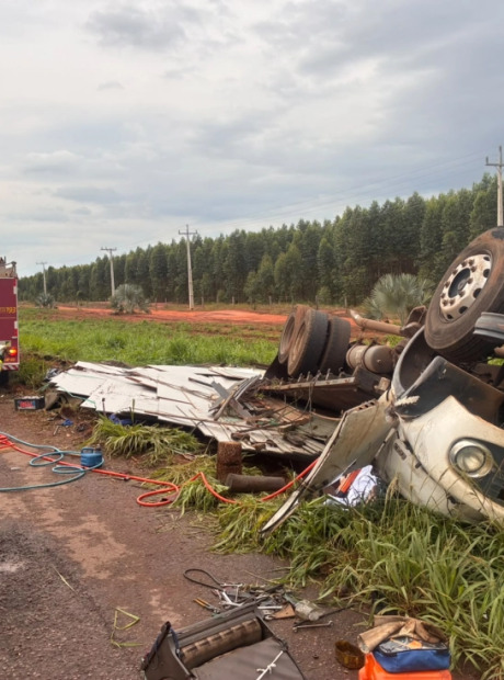 Motorista fica preso &agrave;s ferragens e morre ap&oacute;s tombamento de caminh&atilde;o em Nova Alvorada do Sul  
