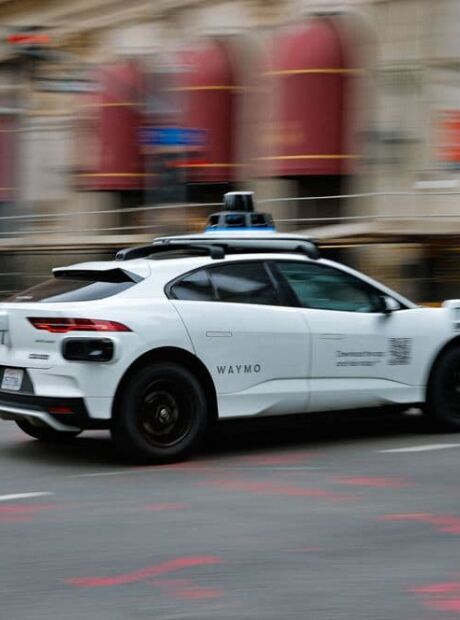 Enquanto Elon Musk apresenta carro voador, robotaxis do Google j&aacute; s&atilde;o realidade na Espanha 